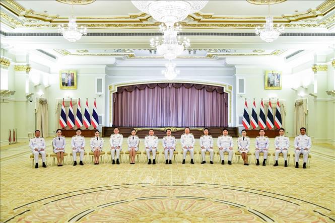 Ngày 3/7/2025, các Bộ trưởng nội các vừa được cải tổ của Thái Lan đã tuyên thệ nhậm chức tại thủ đô Bangkok, sau khi được Quốc vương Thái Lan phê duyệt ngày 1/7. Tổng cộng có 14 Bộ trưởng nội các tham dự buổi lễ, gồm cả bà Paetongtarn Shinawatra, với cương vị mới là Bộ trưởng Văn hóa. Trong khi đó, Phó Thủ tướng kiêm Bộ trưởng Nội vụ Phumtham Wechayachai được bổ nhiệm làm Thủ tướng lâm thời, điều hành Chính phủ trong thời gian bà Paetongtarn tạm bị đình chỉ chức vụ Thủ tướng. Ảnh: THX/TTXVN