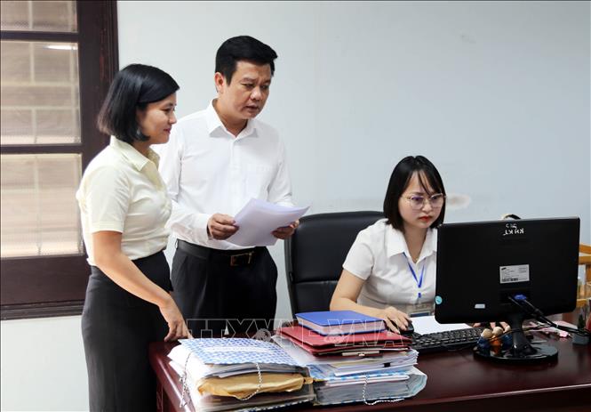  Lãnh đạo sở Nông nghiệp và Môi trường tỉnh Quảng Trị luôn quan tâm, động viên cán bộ nhân viên sau sáp nhập hoàn thành tốt mọi nhiệm vụ. Ảnh: Tá Chuyên - TTXVN 