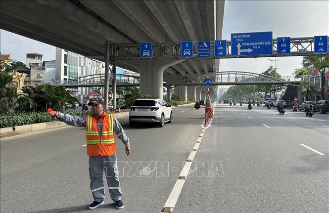 Ngay từ đầu giờ sáng đã có lực lượng đứng phân luồng, hướng dẫn các phương tiện tham gia giao thông. Ảnh: Quốc Khánh - TTXVN