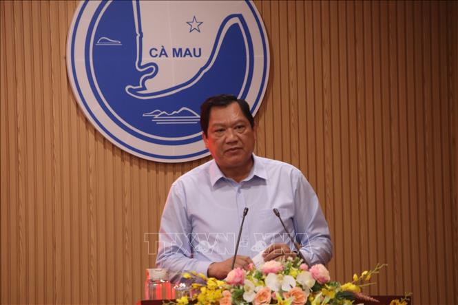 Phó Chủ tịch UBND tỉnh Cà Mau Lâm Văn Bi trình bày báo cáo tại hội nghị. Ảnh: Kim Há - TTXVN
