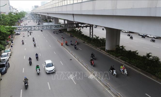 Ngày đầu tiên vẫn có nhiều phương tiện mô tô đi vào làn dành cho ô tô trên đường Phạm Văn Đồng. Ảnh: Quốc Khánh - TTXVN