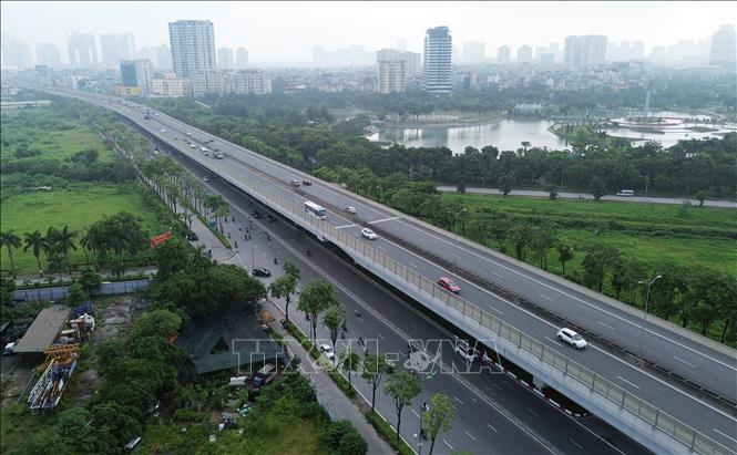 Hai làn đường sát dải phân cách giữa dành riêng cho ôtô nằm dưới đường Vành đai 3 trên cao đoạn mở rộng. Ảnh: Quốc Khánh - TTXVN