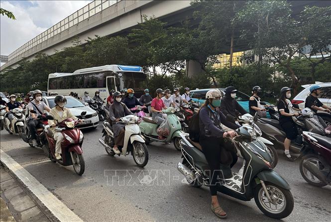 Đường hỗn hợp bị thu hẹp lại nên xảy ra hiện tượng ùn tắc cục bộ lúc đầu giờ sáng ngày đầu tiên, đoạn trước trụ sở Bộ Công an. Ảnh: Quốc Khánh - TTXVN