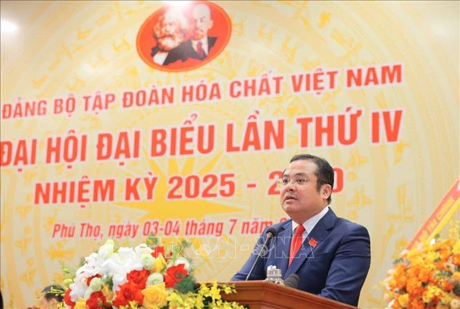 Uỷ viên BCH Đảng bộ Chính phủ, Bí thư Đảng uỷ, Chủ tịch Hội đồng thành viên Tập đoàn Hoá chất Việt Nam Phùng Quang Hiệp phát biểu. Ảnh: Hoàng Hiếu - TTXVN