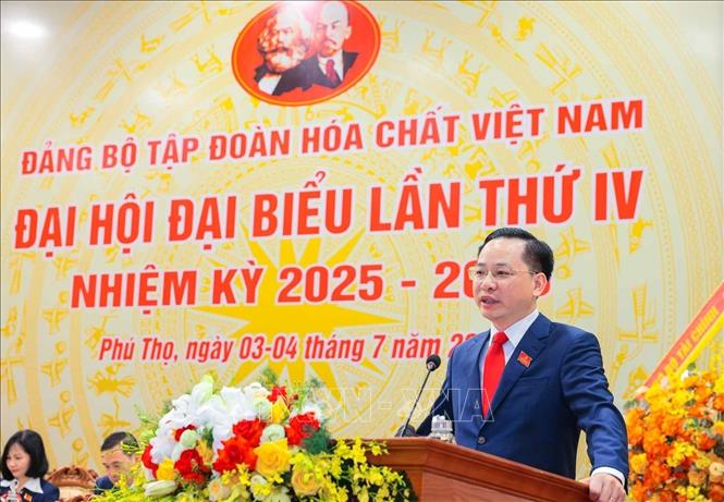 Phó Bí thư Đảng uỷ, Thành viên Hội đồng thành viên, Tổng giám đốc Tập đoàn Hoá chất Việt Nam Nguyễn Hữu Tú phát biểu. Ảnh: Hoàng Hiếu - TTXVN