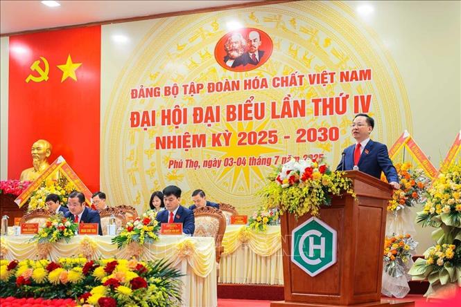 Phó Bí thư Đảng uỷ, Thành viên Hội đồng thành viên, Tổng giám đốc Tập đoàn Hoá chất Việt Nam Nguyễn Hữu Tú phát biểu. Ảnh: Hoàng Hiếu - TTXVN