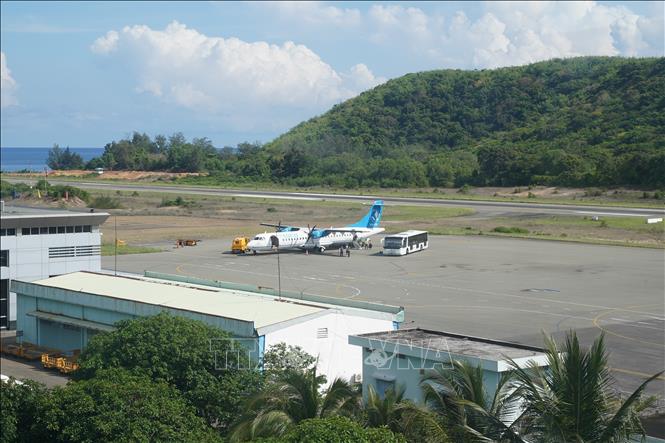 Despite growing demand, access to Con Dao remains limited due to outdated infrastructure, a short runway, and lack of night operations. The airport currently accommodates only small aircraft like ATR-72s. VNA Photo: Huỳnh Sơn