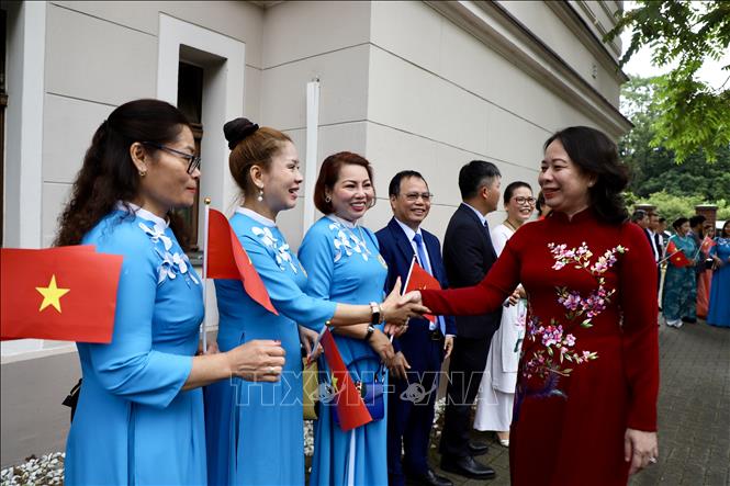 State Vice President Vo Thi Anh Xuan meets with Vietnamese community in Germany. VNA Photo: Phương Hoa 
