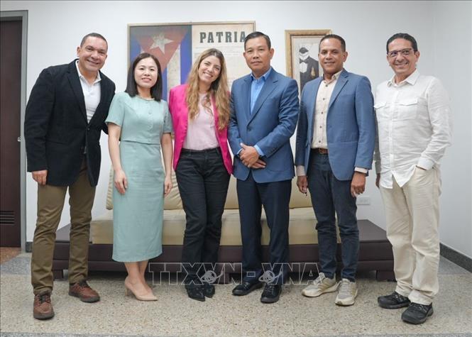 Chủ tịch TELESUR Patricia Villegas và lãnh đạo TELESUR chụp ảnh chung cùng Đại sứ Vũ Trung Mỹ. Ảnh: TTXVN phát