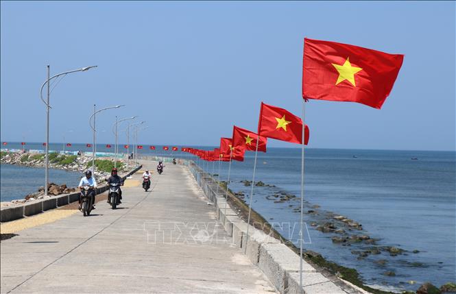Tuyến đường dẫn đến Thắng cảnh Cổng Tò Vò. Ảnh: Phạm Cường-TTXVN