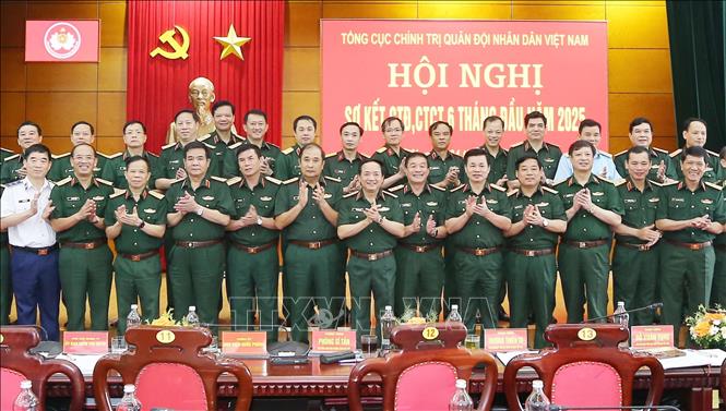 Thượng tướng Trịnh Văn Quyết, Bí thư Trung ương Đảng, Chủ nhiệm Tổng cục Chính trị QĐND Việt Nam và các đại biểu tại hội nghị. Ảnh: Trọng Đức - TTXVN
