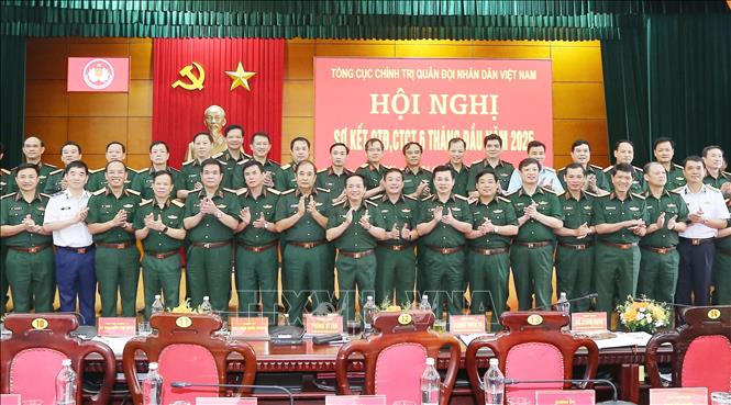 Thượng tướng Trịnh Văn Quyết, Bí thư Trung ương Đảng, Chủ nhiệm Tổng cục Chính trị QĐND Việt Nam và các đại biểu tại hội nghị. Ảnh: Trọng Đức - TTXVN