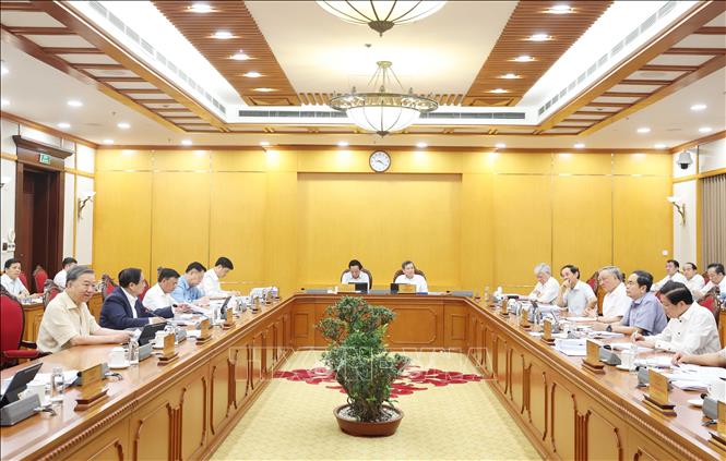 Bộ Chính trị, Ban Bí thư cho ý kiến về tình hình thực hiện Nghị quyết của Trung ương, Kết luận của Bộ Chính trị về sắp xếp tổ chức bộ máy và đơn vị hành chính. Ảnh: Thống Nhất -TTXVN