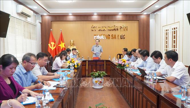 Chủ tịch UBND tỉnh Đồng Tháp Trần Trí Quang làm việc với lãnh đạo phường Sa Đéc về tình hình vận hành chính quyền sau sáp nhập. Ảnh: Nhựt An - TTXVN