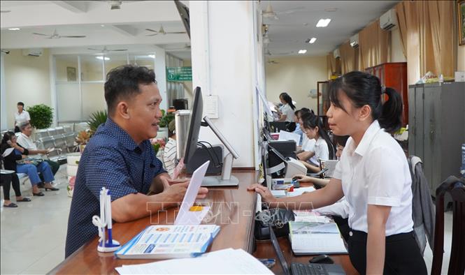 Người dân đến làm thủ tục hành chính tại Trung tâm phục vụ hành chính công phường Sa Đéc. Ảnh: Nhựt An - TTXVN
