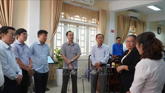 Chủ tịch UBND tỉnh Đồng Tháp Trần Trí Quang (giữa) kiểm tra tình hình hoạt động Trung tâm phục vụ hành chính công phường Sa Đéc. Ảnh: Nhựt An - TTXVN