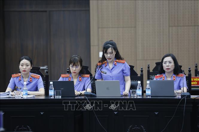 Đại diện Viện Kiểm sát giữ quyền công tố tại phiên tòa đề nghị giảm mức án đề nghị cho 8 bị cáo. Ảnh: Quốc Lũy - TTXVN