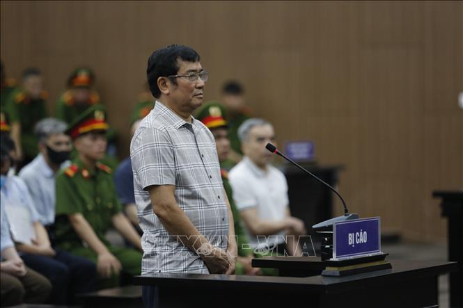 Bị cáo Phùng Quang Hùng (cựu Chủ tịch UBND tỉnh Vĩnh Phúc cũ) trình bày tại phiên tòa sáng 4/7. Ảnh: Quốc Lũy - TTXVN