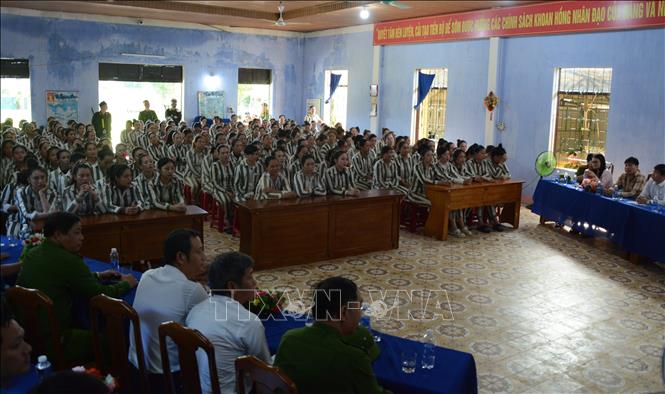 Các phạm nhân sắp chấp hành xong hình phạt tù năm 2025 và các đơn vị hướng nghiệp hỗ trợ việc làm tham gia hội nghị. Ảnh: Văn Dũng-TTXVN