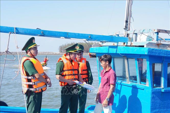 Lực lượng Biên phòng tuyên truyền về IUU cho ngư dân TP.Hồ Chí Minh trước khi ra khơi đánh bắt hải sản. Ảnh: Hoàng Nhị - TTXVN.