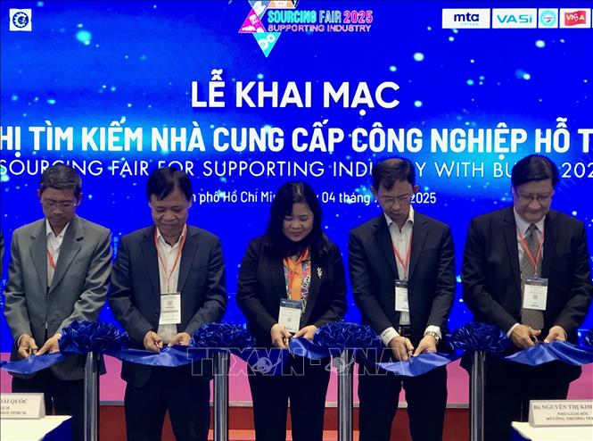 Đại biểu thực hiện nghi thức khai mạc Hội nghị. Ảnh: Mỹ Phương – TTXVN.