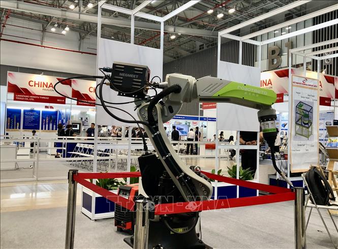 Nhà cung cấp giới thiệu robot hiện đại phục vụ sản xuất tại hội nghị. Ảnh: Mỹ Phương – TTXVN. 