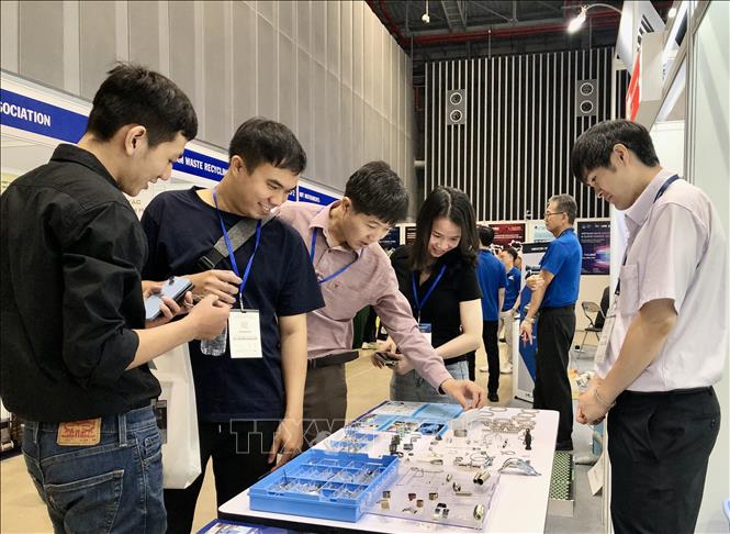 Nhà sản xuất tìm kiếm nguồn cung linh kiện công nghiệp hỗ trợ tại hội nghị. Ảnh: Mỹ Phương – TTXVN.