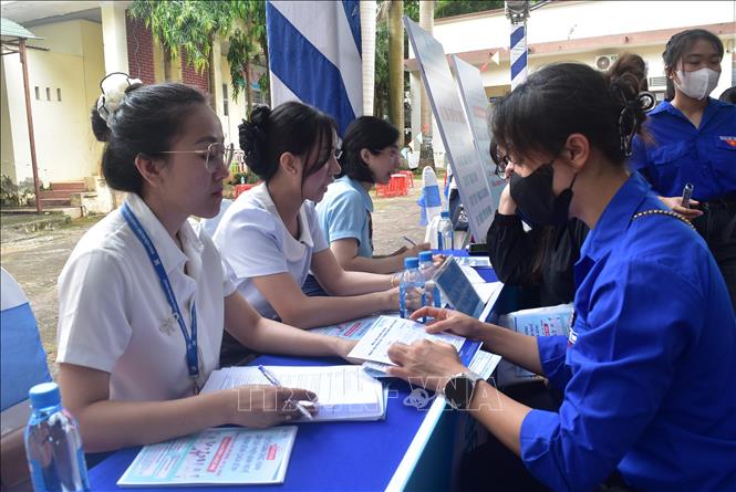 Trường Cao đẳng Y tế Đắk Lắk phối hợp với Trung tâm Dịch vụ việc làm tổ chức Ngày hội việc làm để kết nối sinh viên với các doanh nghiệp, đơn vị tuyển dụng, đào tạo trong và ngoài tỉnh. Ảnh: Nguyên Dung - TTXVN