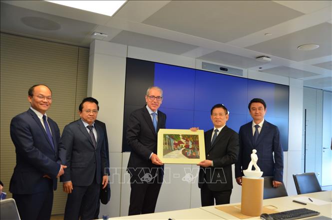 Deputy Prime Minister Ho Duc Phoc presents a gift to President of Barcelona Port José Alberto Carbonell Camallonga. VNA Photo: Ngọc Hiệp