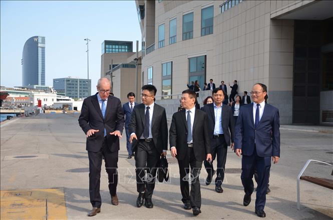 Deputy Prime Minister Ho Duc Phoc meets President of Barcelona Port José Alberto Carbonell Camallonga. VNA Photo: Ngọc Hiệp