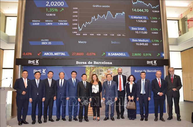 Deputy Prime Minister Ho Duc Phoc visits the Barcelona Centre Financer Europeu. VNA Photo: Ngọc Hiệp
