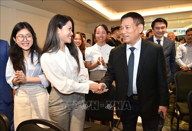 Deputy Prime Minister Ho Duc Phoc meets Vietnamese community in Spain. VNA Photo: Ngọc Hiệp