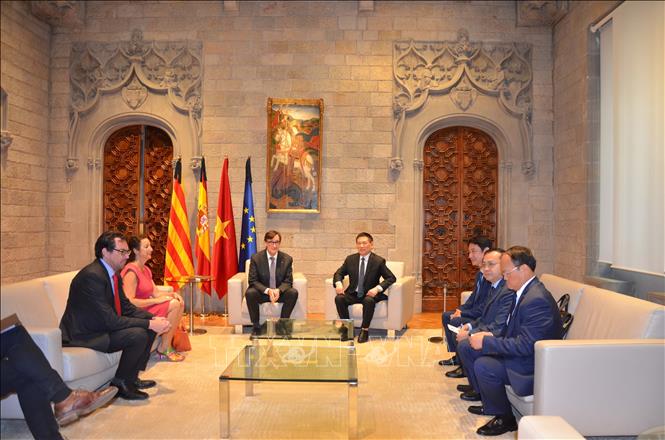 Deputy Prime Minister Ho Duc Phoc meets President of Catalonia Salvador Illa. VNA Photo: Ngọc Hiệp