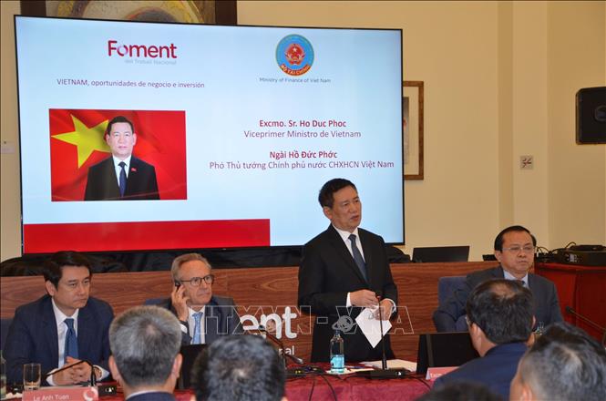 Deputy Prime Minister Ho Duc Phoc speaks at the Vietnam – Spain Business Forum. VNA Photo: Ngọc Hiệp