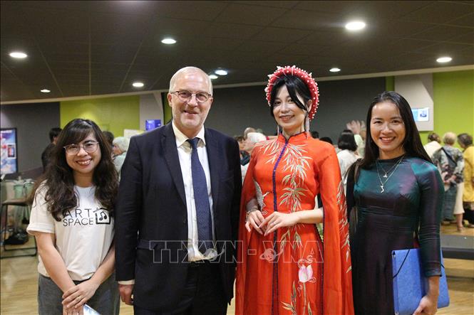 Thị trưởng thành phố Lorient (đứng thứ 2, từ trái sang) chụp ảnh cùng ban tổ chức và khách mời. Ảnh: TTXVN phát

