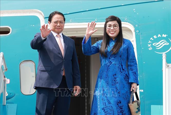 Thủ tướng Phạm Minh Chính và Phu nhân Lê Thị Bích Trân rời Thủ đô Hà Nội, lên đường tham dự Hội nghị Thượng đỉnh BRICS mở rộng năm 2025 tại Brazil. Ảnh: Dương Giang-TTXVN
