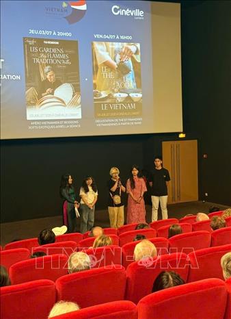 Đại diện đoàn làm phim giao lưu cùng khán giả tại rạp chiếu Cinéville, thành phố Lorient. Ảnh: TTXVN phát