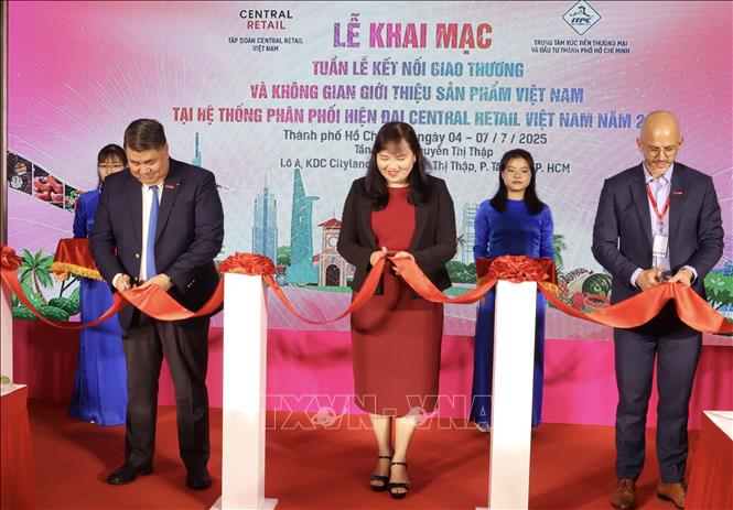 Đại biểu cắt băng khai mạc. Ảnh: Xuân Anh - TTXVN