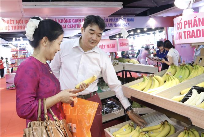 Khách hàng tìm hiểu thông tin về nông sản hữu cơ. Ảnh: Xuân Anh - TTXVN