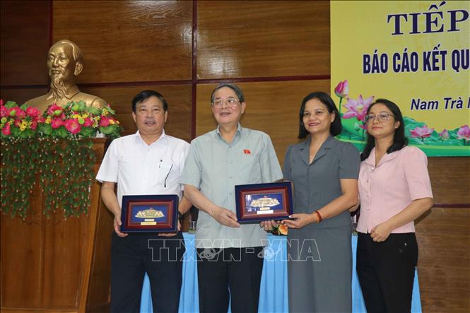 Phó Chủ tịch Quốc hội Nguyễn Đức Hải tặng quà lưu niệm cho lãnh đạo xã Nam Trà My. Ảnh: Đoàn Hữu Trung - TTXVN
