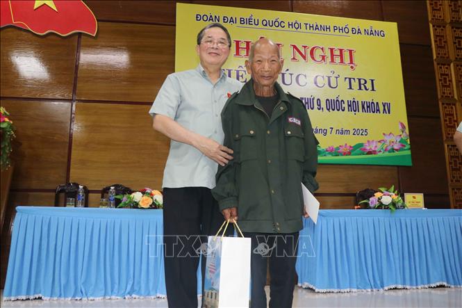 Phó Chủ tịch Quốc hội Nguyễn Đức Hải tặng quà cho già làng trưởng bản tiêu biểu. Ảnh: Đoàn Hữu Trung-TTXVN