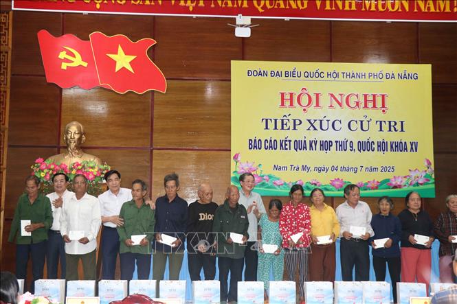 Phó Chủ tịch Quốc hội Nguyễn Đức Hải tặng quà cho các gia đình thương binh liệt sĩ, người có công và các già làng trưởng bản tiêu biểu. Ảnh: Đoàn Hữu Trung-TTXVN