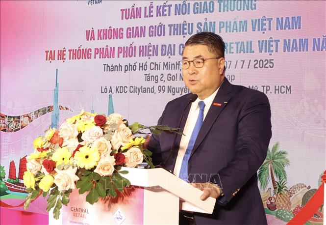 Ông Paul Lê, Phó Chủ tịch Tập đoàn Central Retail Việt Nam phát biểu tại buổi lễ. Ảnh: Xuân Anh - TTXVN