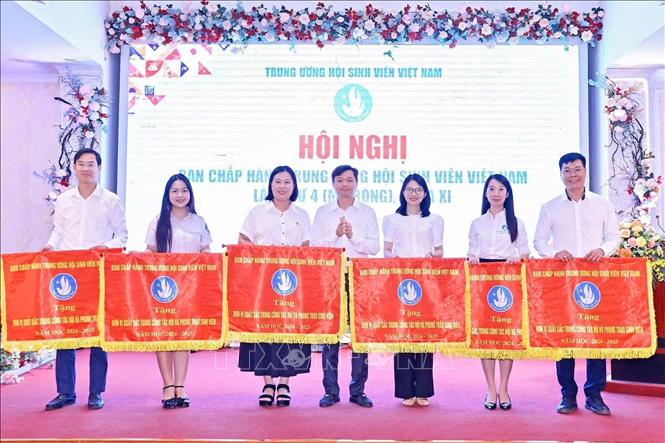 Tặng cờ cho các đơn vị có thành tích trong các hoạt động của Hội. Ảnh: TTXVN phát