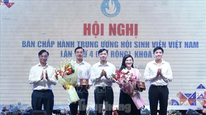 Tặng hoa cho các nhân sự rút khỏi Ban Chấp hành Hội Sinh viên Việt Nam. Ảnh: TTXVN phát