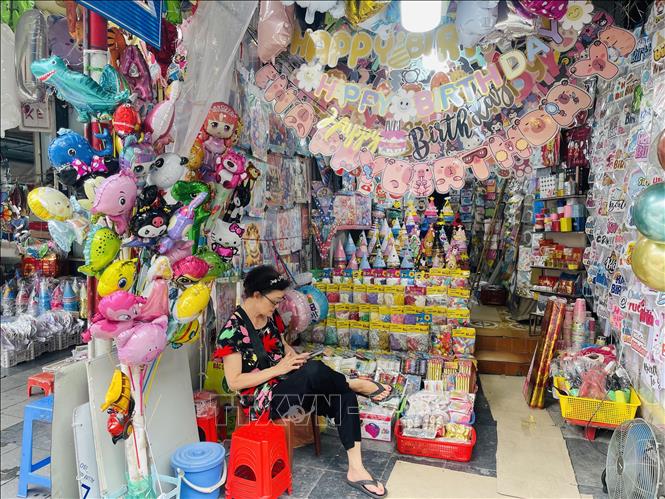 Một gian hàng trên phố Hàng Mã (Hà Nội). Ảnh: Tuyết Mai - TTXVN