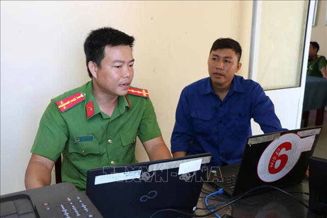 Công an Đặc khu Thổ Châu hướng dẫn và làm các thủ tục hành chính cho người dân. Ảnh: TTXVN phát
