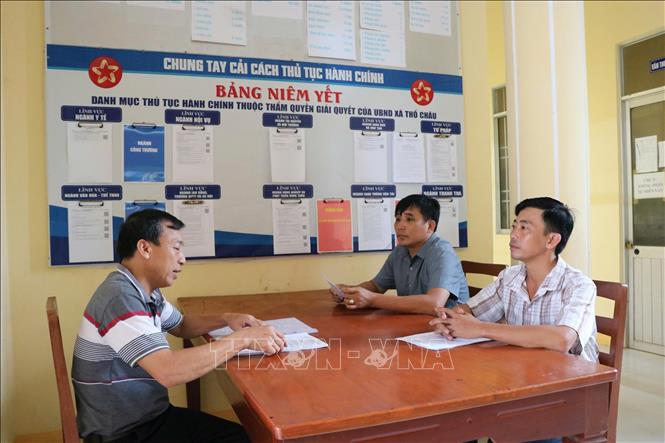 Các thủ tục hành chính được cán bộ UBND Đặc khu Thổ Châu hướng dẫn, giải quyết nhanh chóng, thuận tiện. Ảnh: TTXVN phát