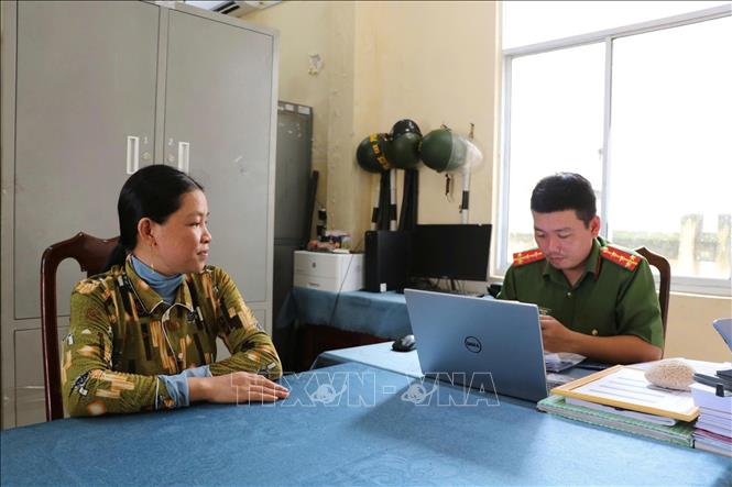 Công an Đặc khu Thổ Châu hướng dẫn và làm các thủ tục hành chính cho người dân. Ảnh: TTXVN phát