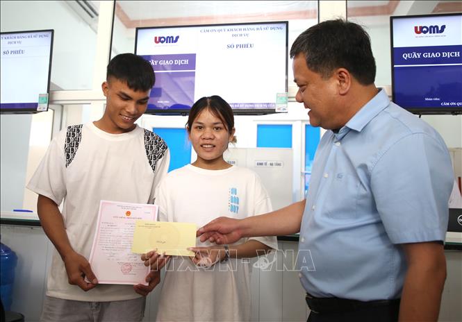Chủ tịch UBND tỉnh Quảng Trị Trần Phong trao Giấy đăng ký kết hôn và quà cho một cặp đôi tại xã Hướng hiệp. Ảnh: Thanh Thuỷ-TTXVN